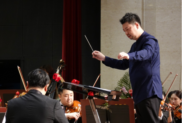 本场音乐会由青年指挥家孙鹏执棒,青年古筝演奏家苏畅,青年小提琴演奏