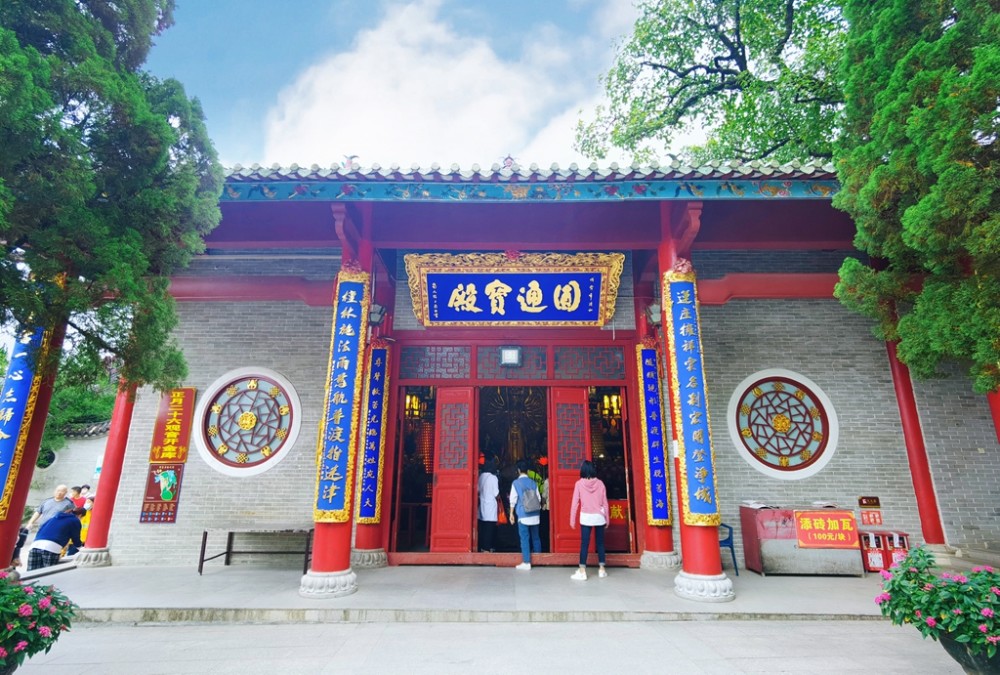 國恩寺,又叫報恩寺,位於雲浮市新興縣六祖鎮龍山腳下,整座寺廟依山而