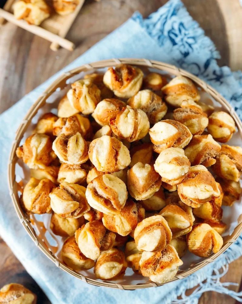 两碗面粉一把红糖搞定年货小零食,香甜酥脆吃不腻!