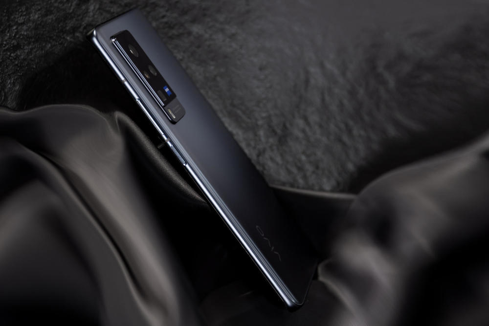 vivo x60 pro原力配色用黑色作为底色,在光线变化的过程慢慢转变为如