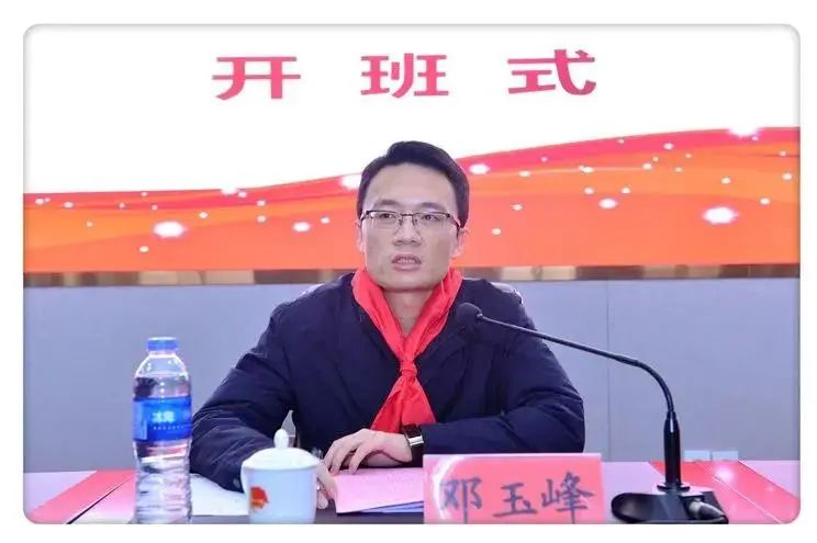 团市委副书记邓玉峰作开班讲话,他对辅导员们提出了三点要求:深入学习