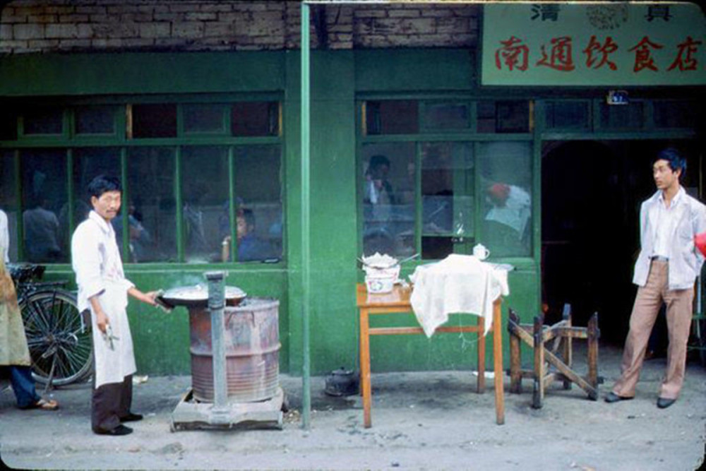 1986年的昆明,武成路附近的街边小吃.