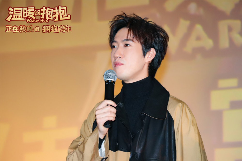 温暖的抱抱今日上映曝主题曲mv常远李沁沈腾乔杉陪你笑迎2021