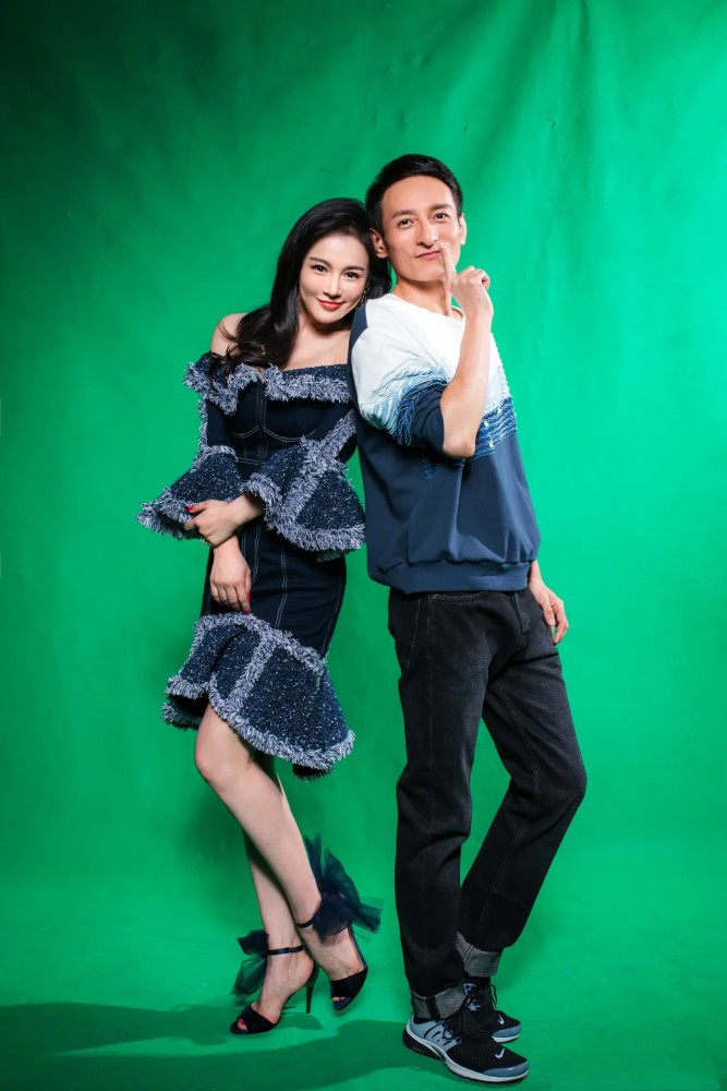 冉莹颖3条裙装尽显女人柔美范,李维嘉一双球鞋,尽显低调成绿叶