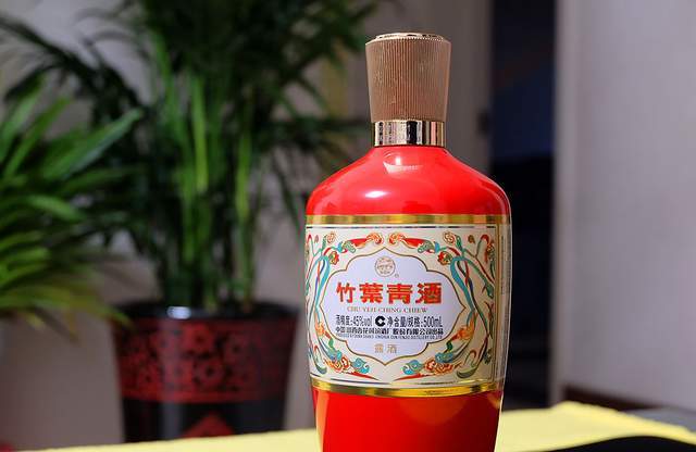 酒是粮食精越喝越年轻竹叶青酒45度荣耀版引领健康养生新潮流
