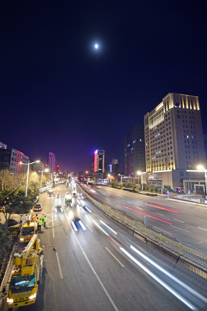 济南经十路3207盏路灯上岗