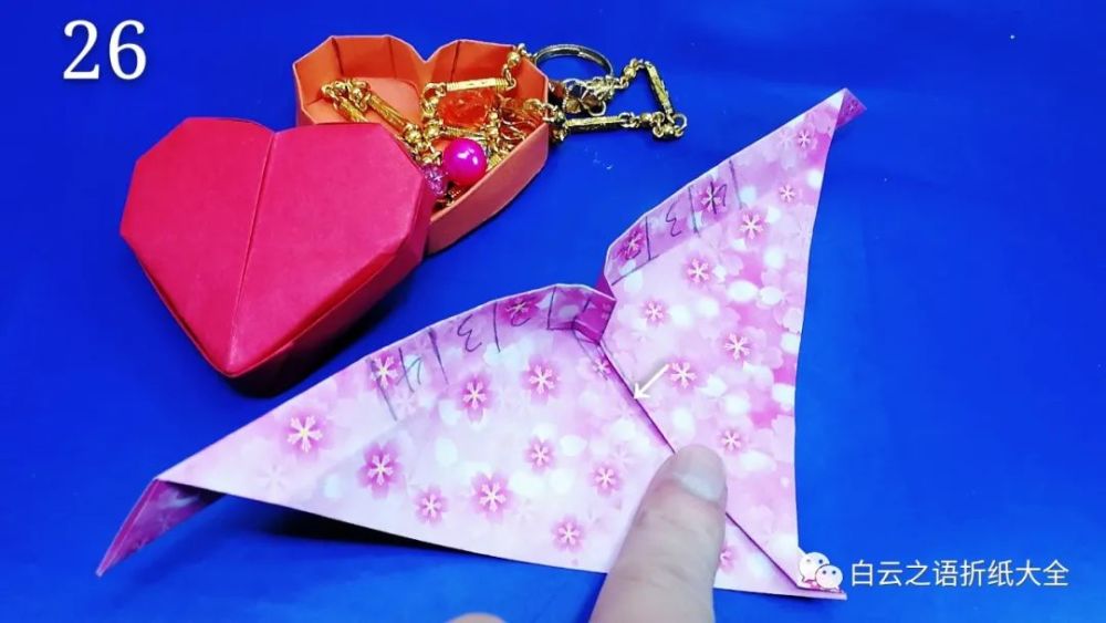 折纸大全教大家折一个精致漂亮的爱心收纳盒放金银首饰很不错哦