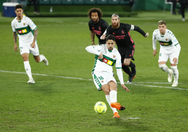 12月30日,埃尔切队球员菲德尔(左)在进球后庆祝.新华社/路透