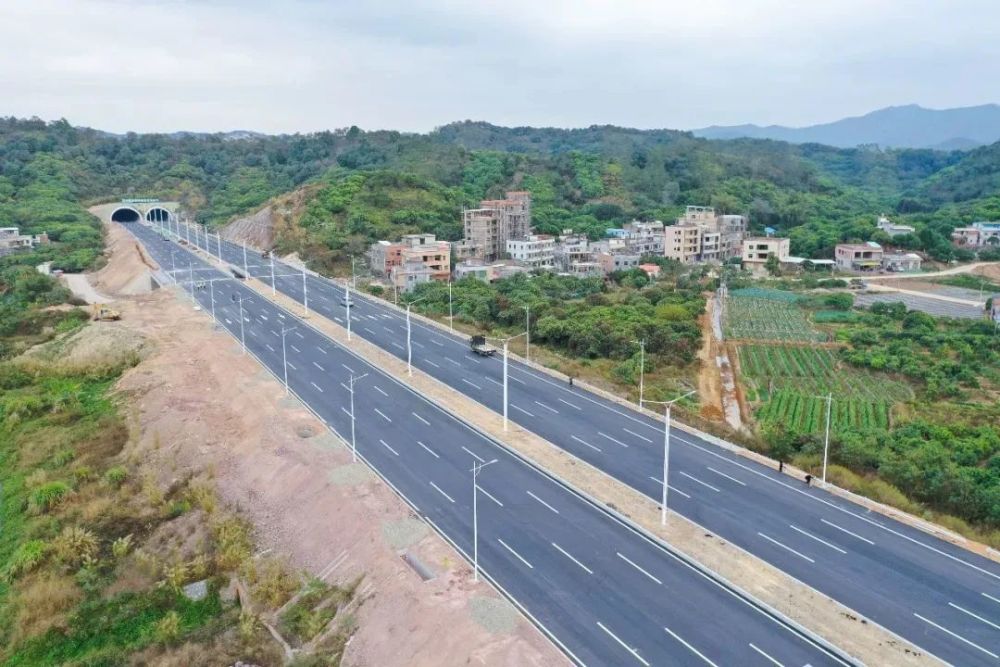 首先是交通路网,2020年四环路南段,惠新大道,河惠莞高速平潼段建成