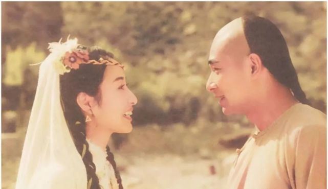 霍青桐才貌双全,智计无双,武艺高强又兼雄才大略,"翠羽黄衫"美名远播