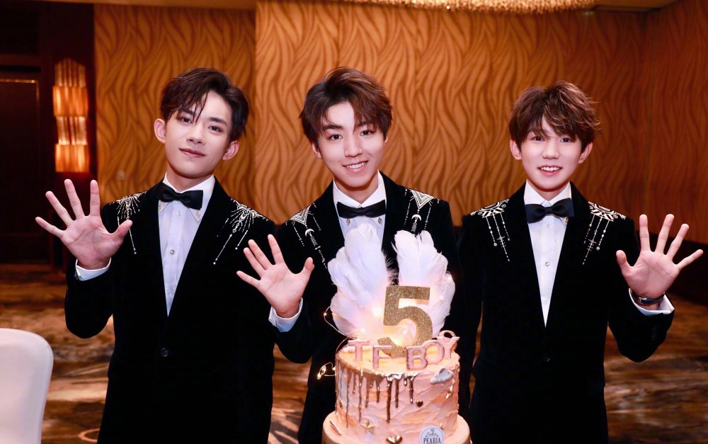 江苏卫视跨年晚会王源独秀硬糖少女搭档师兄毛不易the9厉害了