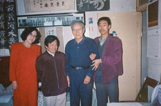 沈醉(右二)沈醉先后有过三任妻子:发妻莫耶,她与沈醉育有一子.