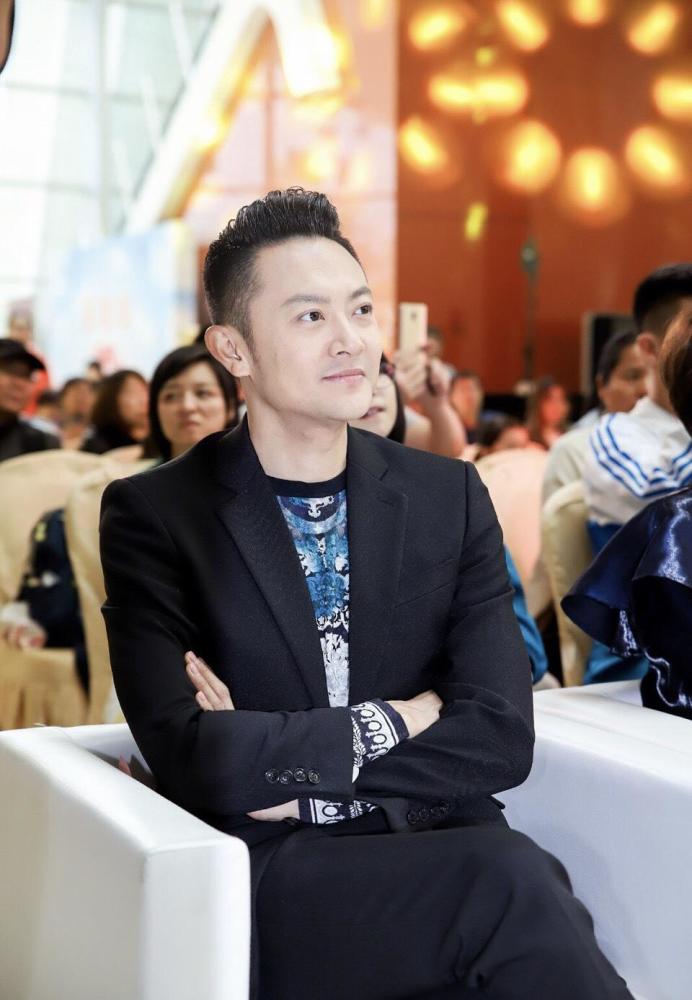 佟丽娅也被印小天带偏一同跳印式舞蹈爆笑互动引热议