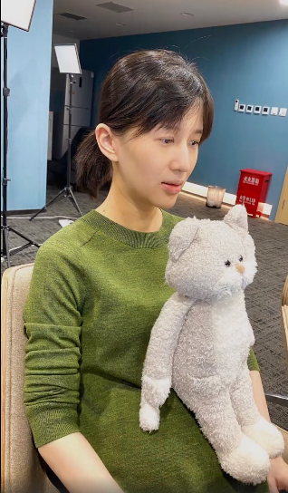 papi酱晒照回顾2020被儿子亲吻温馨有爱因儿子随父姓被骂