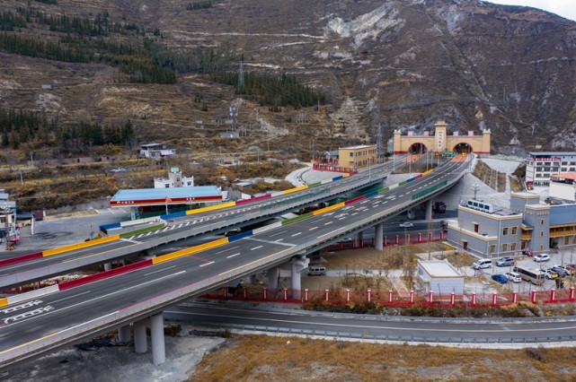 汶马高速12时通车狮子坪隧道段双向应急通行