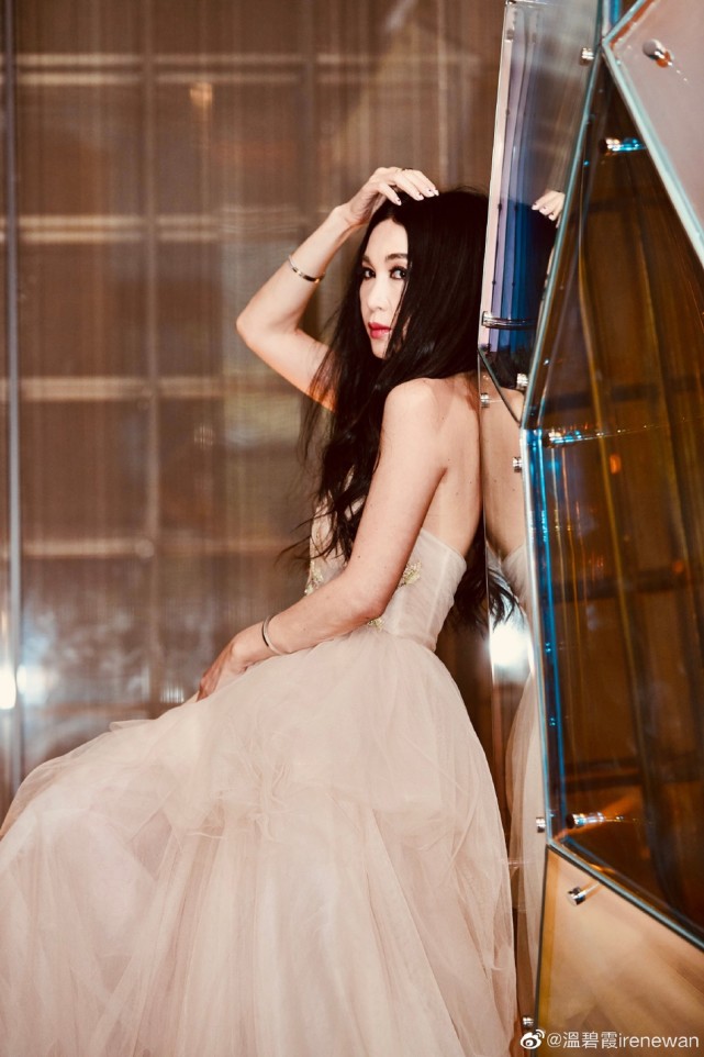 54岁温碧霞魅力不减时尚大片华丽美艳