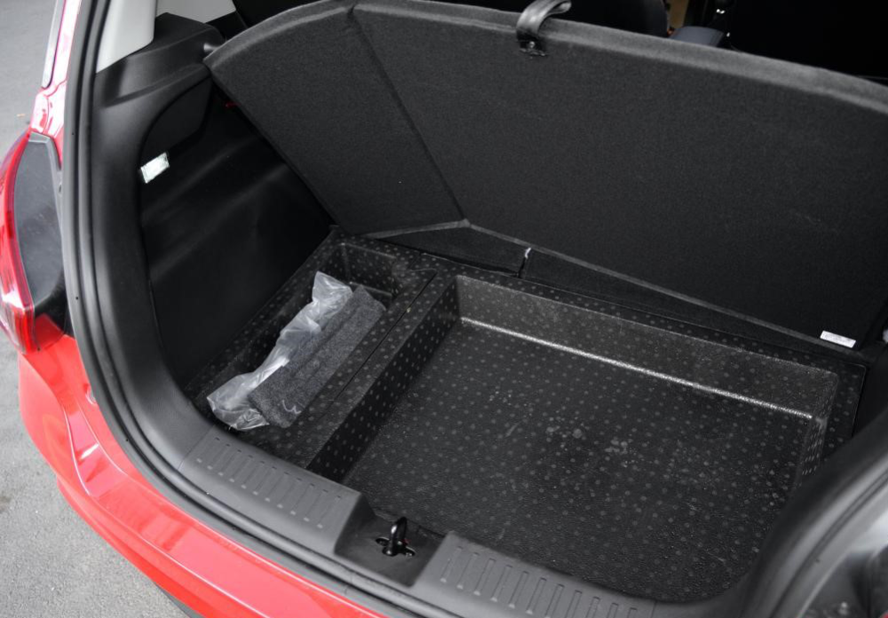 宝骏310的后备箱容积达到了251升,去郊游的时候放一箱矿泉水,去运动的