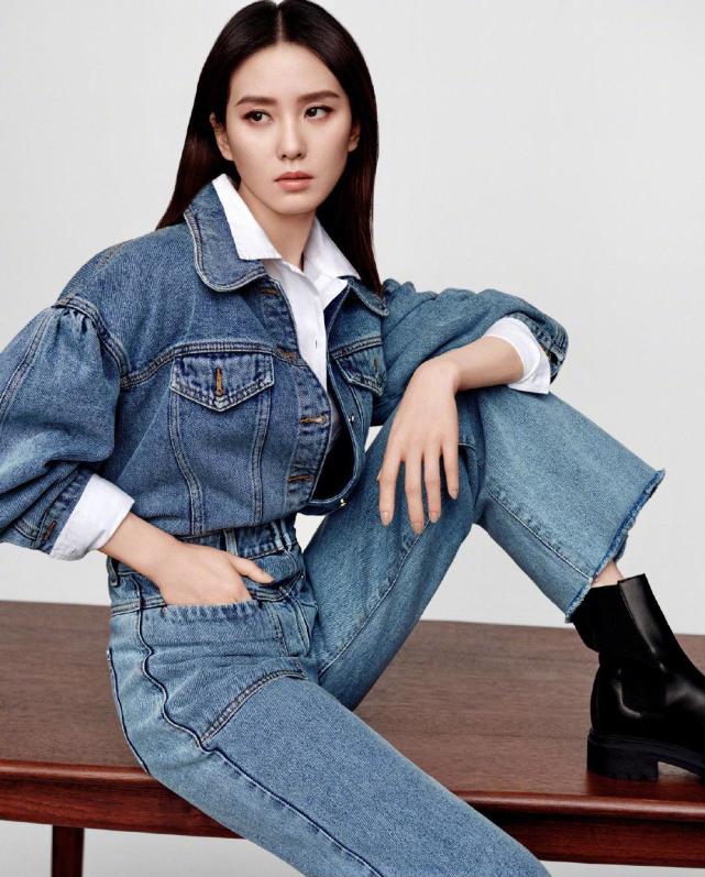 一身牛仔套装的刘诗诗也是又酷又美,身上穿着一件短款牛仔外套,内搭一
