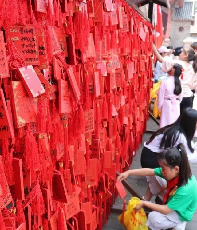 人們懷著虔誠的心意,以各種方式祈求新的一年幸福美滿,平安順遂