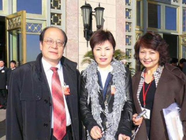 "央视一姐"李瑞英,儿子坠楼仍坚守岗位,被骂"六亲不认"_腾讯新闻