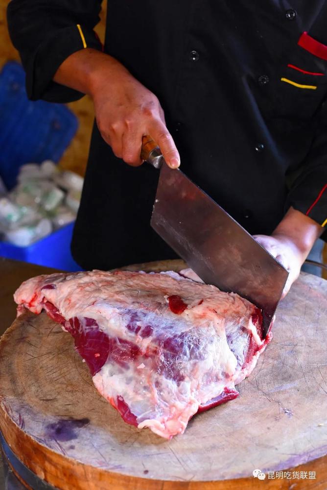 點好鍋底,牛肉,五花肉,散養的土雞都掛在架子上,就像菜場裡的肉攤子一