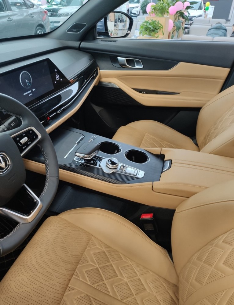 而经过实际体验后发现,长安uni-k不管是前排还是后排都确实达到了较高