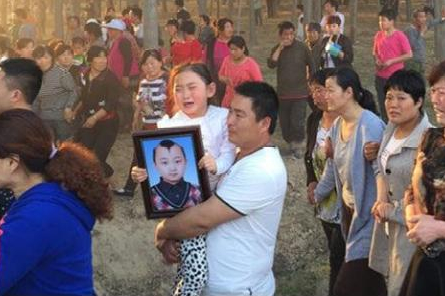 4岁登台2次上春晚,8岁却因病去世,永远的"春晚福娃"邓鸣贺_腾讯新闻