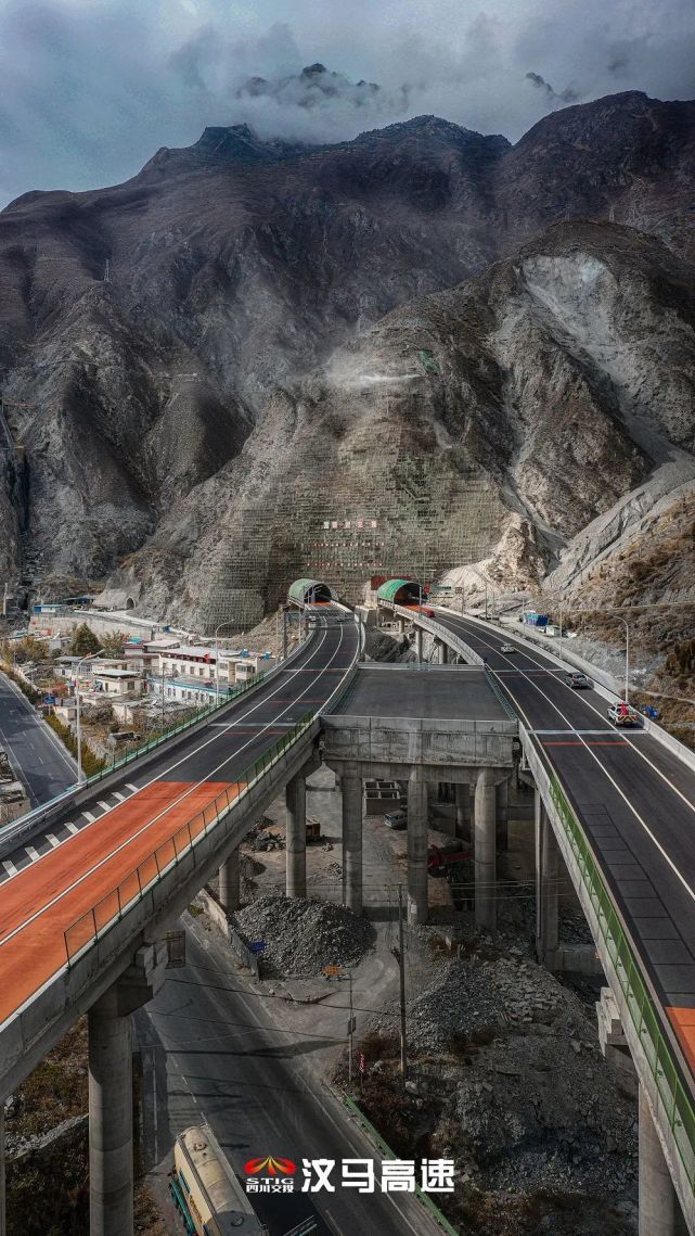 汶马高速今天正式通车