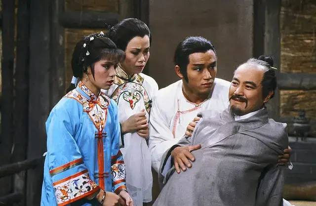 僵尸三部曲」,分别是1989年的 《僵尸奇兵》,1993年的 《大头绿衣斗