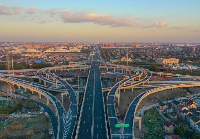 浦东这个巨大的立交工程建成开通龙东高架路全线通车