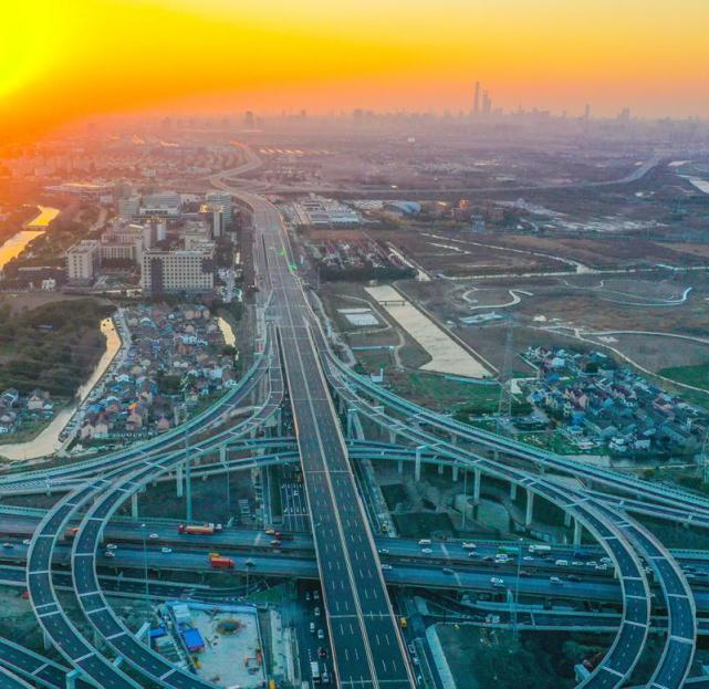 浦东这个巨大的立交工程建成开通龙东高架路全线通车
