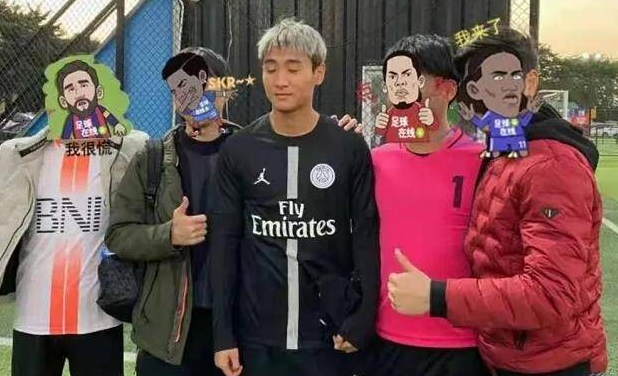 韦世豪现身野球场 踩单车后内切爆射 对手门将没有任何反应 韦世豪 野球场 踩单车 张修维