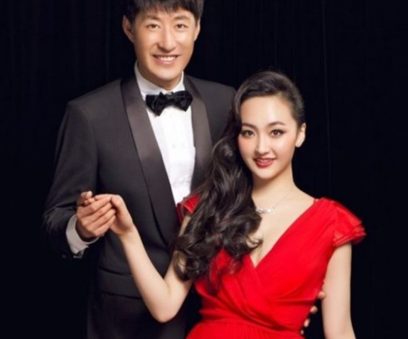 24岁嫁大13岁老公6年生3个孩子如今32岁被宠成公主