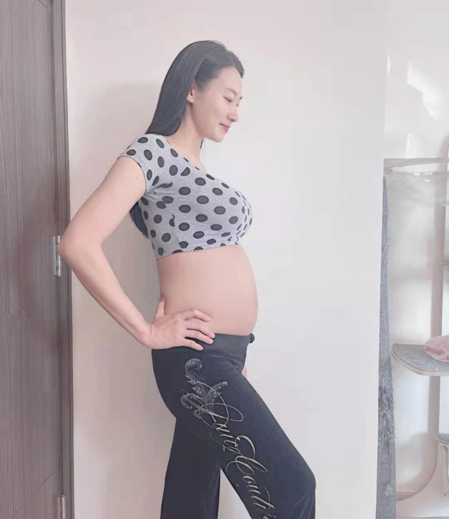 幸福孕妈香港女艺人分享超美孕照告别旧年称大家都过得不容易