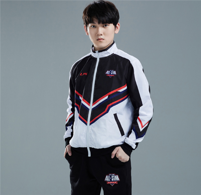 jkl曝光四套新造型运动服西装都很帅队服却直接变成女装