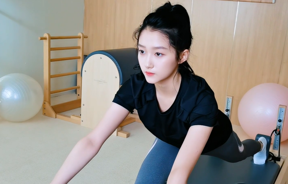 但是能将自己的腿劈叉到这个程度,一般人还是很难做到的,看了关晓彤做