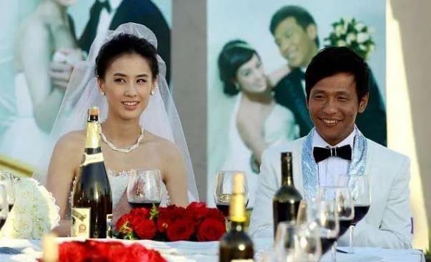 李艺彤给郭德纲下跪被吐槽恶意炒作网友学黄圣依跪赵本山