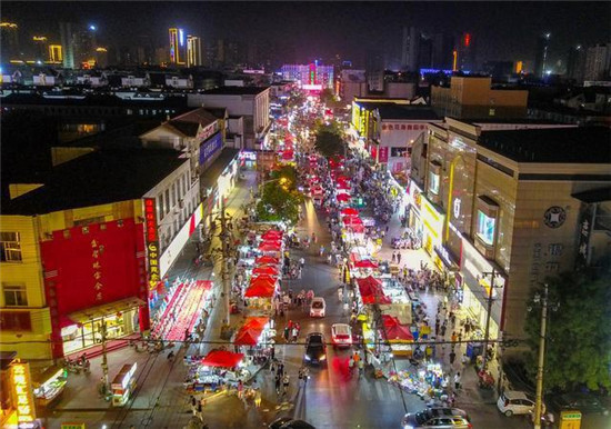 6月10日,菏泽烟火气渐浓,不少商业街的夜晚又聚集起人气,恢复了往日