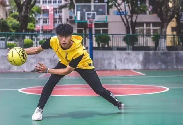 1999年出生的陈泽文喜欢的却是艾弗森,一个他还没有开始接触篮球时便
