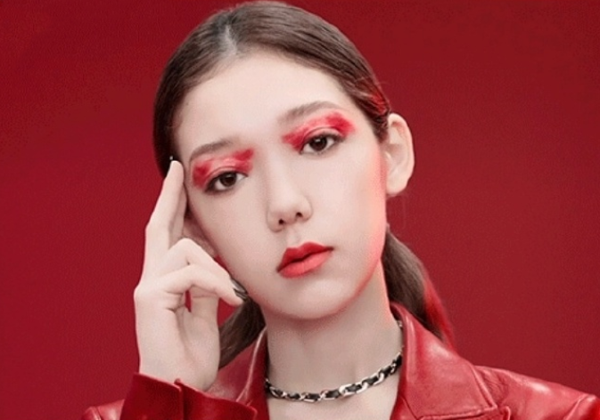 只见艺瑾为了不影响整体的妆容,她在下眼线的位置,画上了红色的彩妆