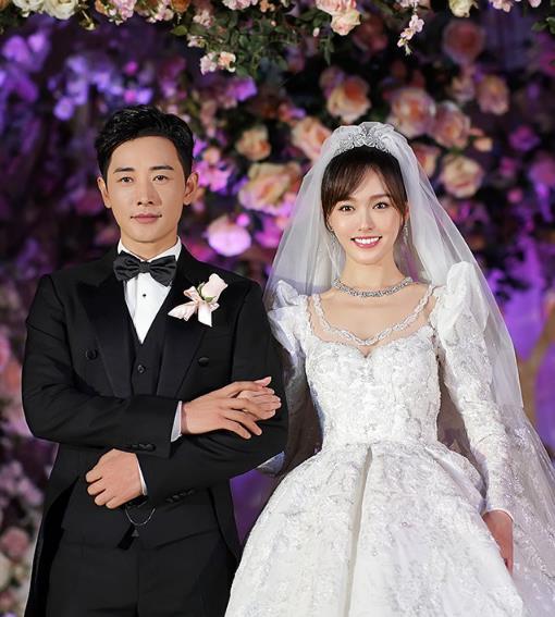 和唐嫣結婚之後,商業價值和人氣都非常高,兩個人都是標準的演戲派