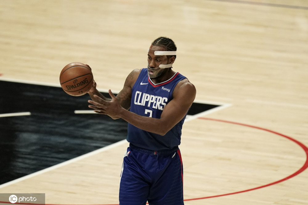 nba快船小卡称戴面具打球呼吸困难嘿嗨打趣伊巴卡被摆上货架