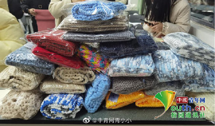 暖心！高校学生手织一千九百余条围巾送山区孩童