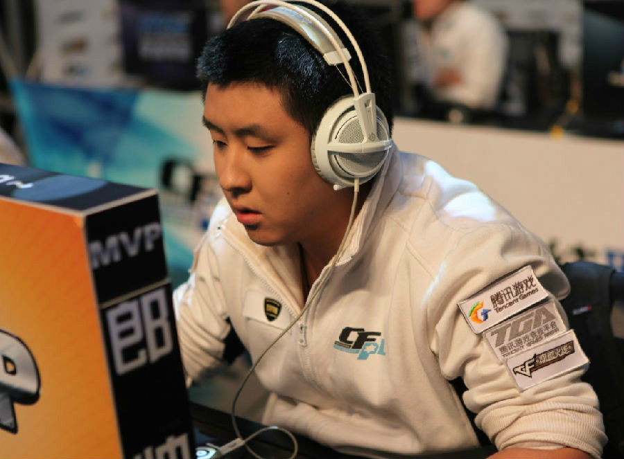 cf电竞人物狙神70kg团竞48杀技惊四座对狙白鲨一战成名