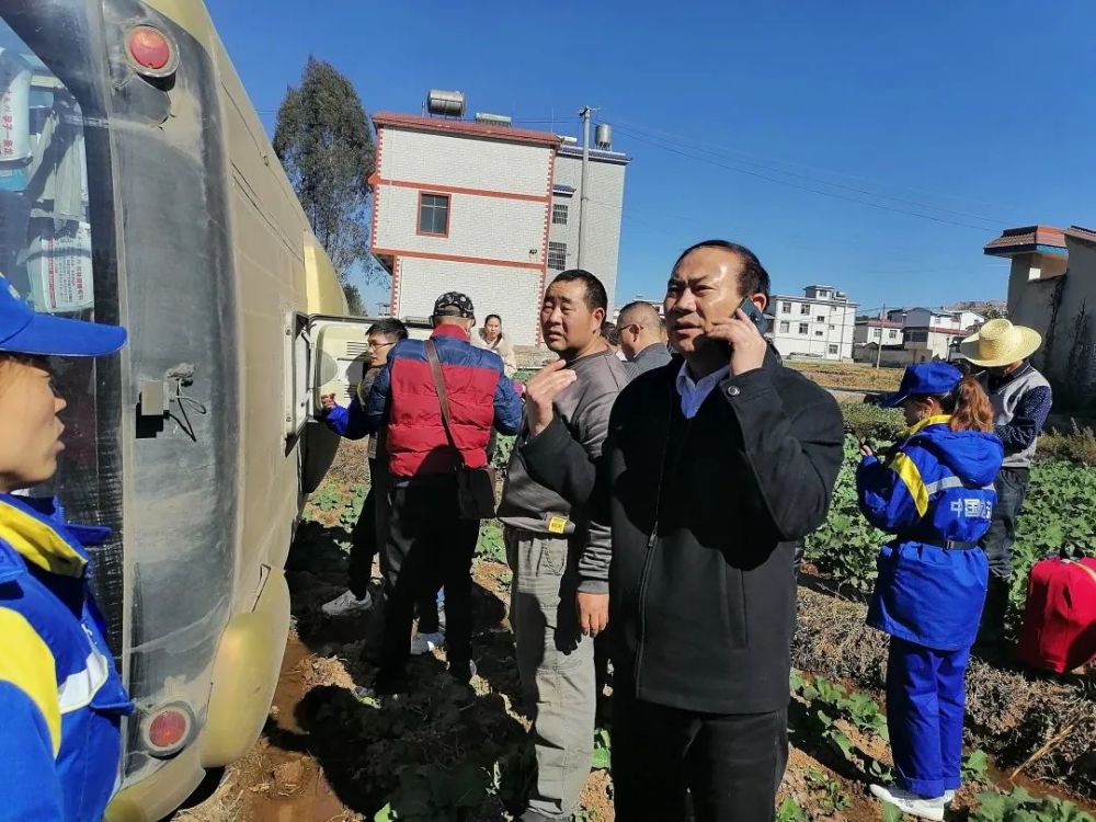 刘和贵检察长一行下乡途径勤丰镇境内安武路勤丰营收费站前行200米处