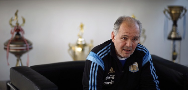 如果说马拉多纳的离开,梅西用进球和纽维尔老伙计的10号球衣来表达