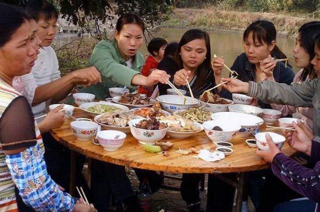 男孩因辈分火了,一人缺席全村不能动筷,网友:上桌