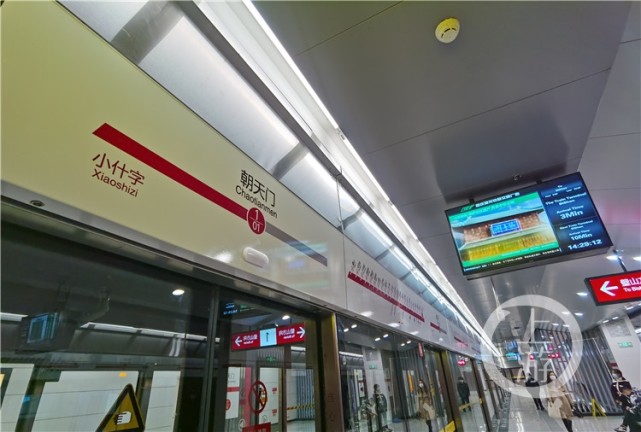 重庆1号线朝天门站开通一岛两侧式站台三个出入口几十米可达来福士