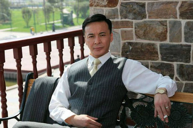 他是《装台》里的医生,《潜伏》里李海丰,演技精湛但戏红人不红