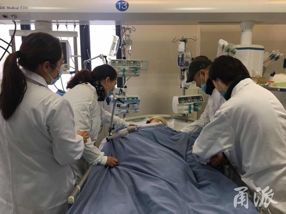 王先生夫妇泪别爱女.